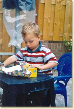 20060916-01 Eerste kado uitpakken